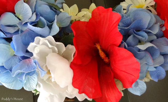 DIY Patriotic Wreath - close up flowers